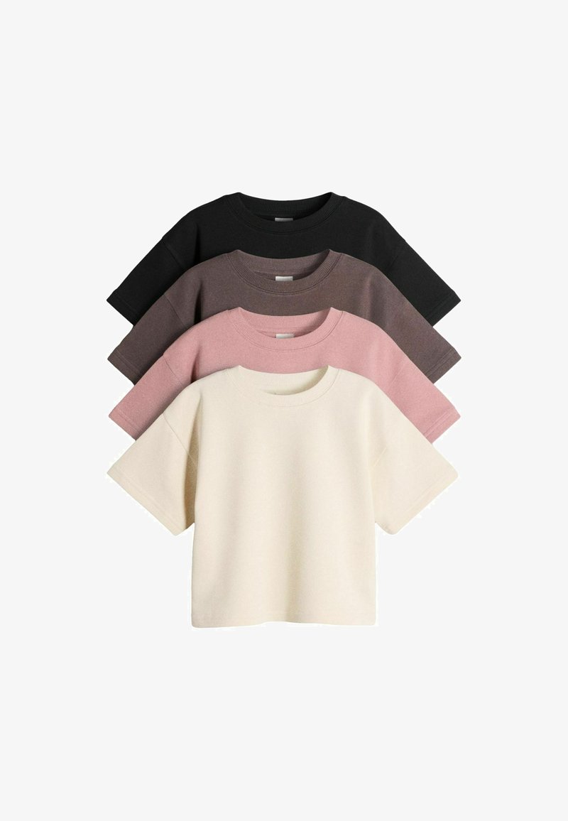 Quatre t-shirts en coton à manches courtes et col rond, pliés, en crème, rose, marron et noir, empilés en chevauchement sur un fond blanc.