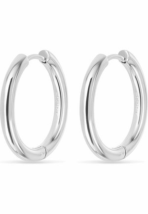 Paire de boucles d'oreilles créoles argentées lisses et brillantes avec bords arrondis et fermeture simple à clip sur fond blanc.