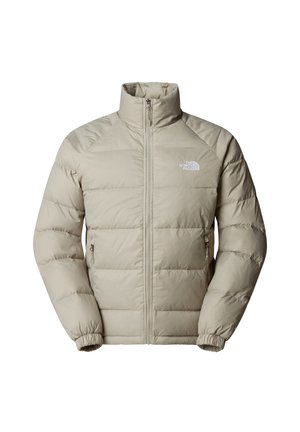 Világos bézs színű puffert szabó kabát, magas gallérral, cipzáros elülső résszel, rugalmas mandzsettákkal és oldalsó zsebekkel. A bélelt részlet egy steppelt dizájnt mutat.