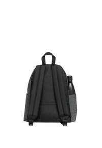 Černý batoh se šedým materiálem, polstrovanými ramenními popruhy a přední kapsou; boční kapsa drží černou láhev na vodu.