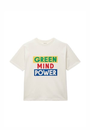 T-shirt blanc à manches courtes avec le texte "GREEN MIND POWER" en blocs verts, rouges et bleus sur le devant.