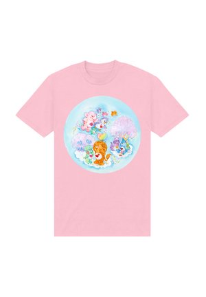 Lyserød bomulds T-shirt med en cirkulær grafik, der viser pastelfarvede tegneserie-dyr og et træ. Designet inkluderer legende mønstre og former.