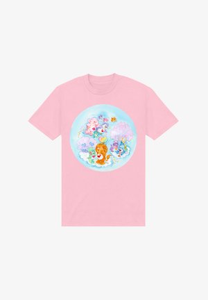 Roze katoenen T-shirt met een ronde grafiek van pastelgekleurde cartoondieren en een boom. Het ontwerp bevat speelse patronen en vormen.