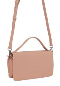 Borsa a tracolla sintetica rosa con texture liscia, chiusura a patta e tracolla regolabile. Presenta un logo sulla parte anteriore e un hardware minimale.