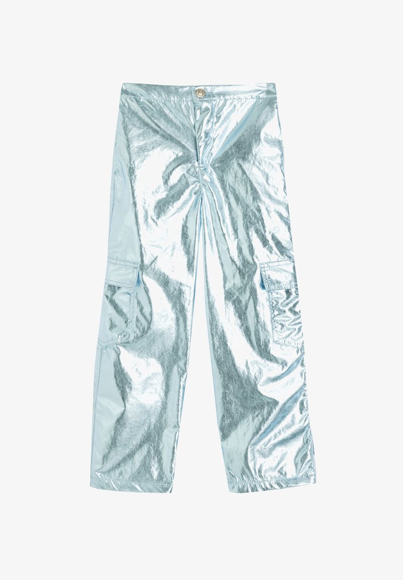 Glanzend lichtblauwe cargobroek met een reflecterende afwerking, voorzien van zijzakken en een losse pasvorm. Knoopsluiting bij de taille.