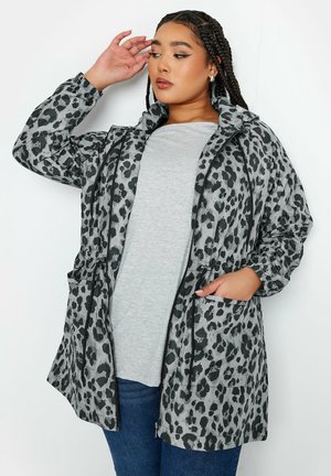 Veste à capuche en imprimé léopard dans des tons de gris, avec fermeture éclair à l'avant, poignets élastiques, deux poches avant et coupe décontractée sur un haut gris.