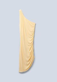 Robe jaune à une épaule faite d'un tissu doux avec des détails drapés et une texture lisse, créant une silhouette fluide et asymétrique.