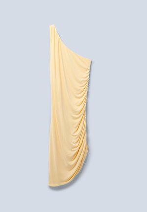 Robe jaune à une épaule faite d'un tissu doux avec des détails drapés et une texture lisse, créant une silhouette fluide et asymétrique.