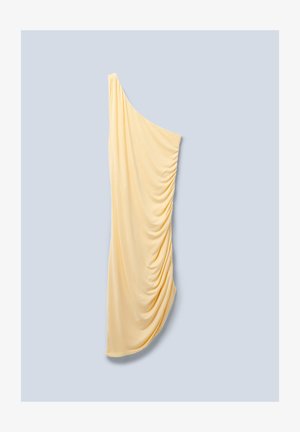 Ühe õlavarrega kollane kleit pehmest kangast, millel on drapeeritud detailid ja sile tekstuur, luues voolava, asümmeetrilise silueti.
