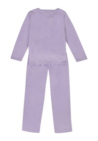 Conjunto de loungewear de dos piezas en color lavanda, hecho de un suave tejido texturizado, que incluye una camiseta de manga larga y pantalones a juego con un corte holgado.