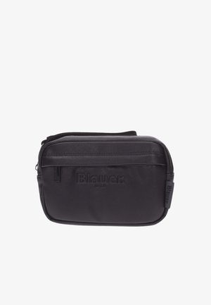 Pochette nera in nylon con chiusura a zip, logo impressa sul fronte e superficie testurizzata. Forma rettangolare compatta con un design robusto.