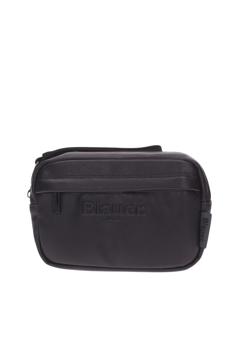 Pochette nera in nylon con chiusura a zip, logo impressa sul fronte e superficie testurizzata. Forma rettangolare compatta con un design robusto.
