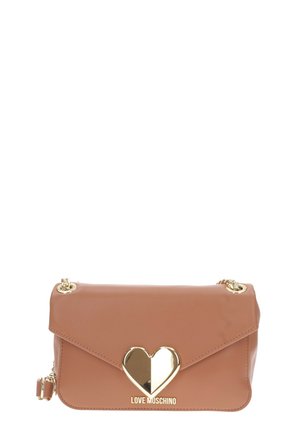 Borsa crossbody in pelle sintetica color tan con un clasp a forma di cuore dorato, logo in basso e tracolla a catena. Design piatto con chiusura a patta.