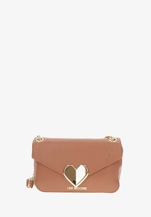 Borsa crossbody in pelle sintetica color tan con un clasp a forma di cuore dorato, logo in basso e tracolla a catena. Design piatto con chiusura a patta.