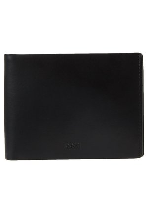 Portafoglio in pelle nera con una texture liscia, design a doppia piega e logo impresso. I bordi sono cuciti con cura, presentando uno stile minimalista.