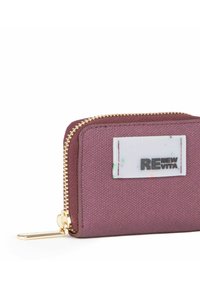 Billetera tipo zip en tela de un profundo color malva con una superficie texturizada, cremallera dorada y una etiqueta blanca que muestra "RENEW VITA" en acentos negros y verdes.