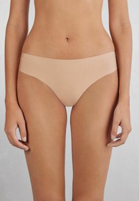 Beiga, sömlösa bikiniunderkläder i mjukt och stretchigt material. Har en låg midje-design med en slät, matt yta.