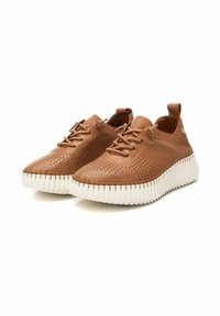 Scarpe in pelle marrone con tomaia perforata, lacci marroni e una robusta suola in gomma bianca con un design texturizzato e ondulato.
