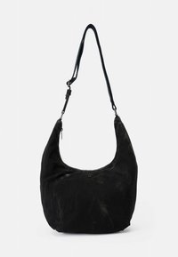 Musta hobo-laukku, jossa pehmeä mattapinta, kaareva muoto, säädettävä hihna ja hillitty logotyyli edessä. Vetoketjullinen suljenta yläosassa.
