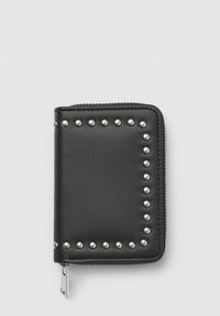 Czarny portfel wykonany z materiału o fakturze, z metalowymi ćwiekami wzdłuż krawędzi, zapinany na zamek, o kompaktowym prostokątnym kształcie.