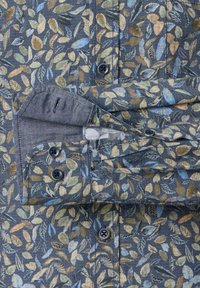 Gestreepte button-up shirt met een blauw en tan bladmotief op een donkere achtergrond. Textiel met textuur, zwarte knopen en detail aan de manchet.