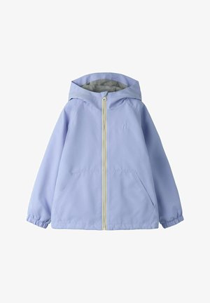 Lichtblauwe gewatteerde jas met capuchon, ritssluiting aan de voorkant, elastische manchetten, twee voorzakken en een grijze binnenvoering in de capuchon.