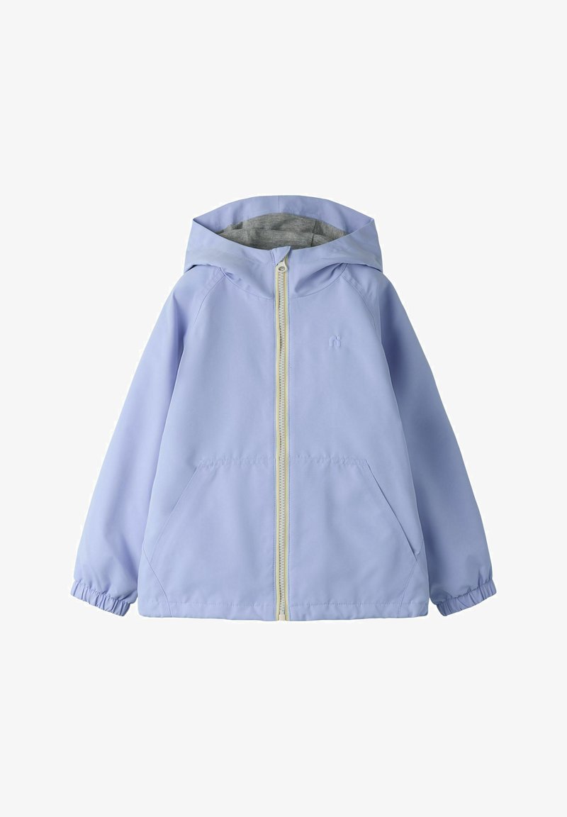Lichtblauwe gewatteerde jas met capuchon, ritssluiting aan de voorkant, elastische manchetten, twee voorzakken en een grijze binnenvoering in de capuchon.