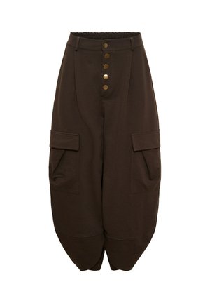 Mørkebrune bukser med høj talje, fem knapper foran, to store sidelommer og tilspidsede, afrundede kanter ved anklerne.