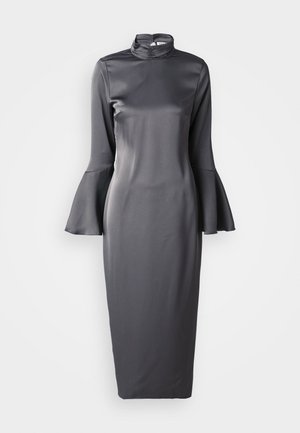Graues Satin-Midikleid mit hohem Kragen, langen Trompetenärmeln und einer schlanken Passform, das eine glatte Textur und einen minimalistischen Stil aufweist.