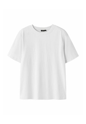 Prosty biały t-shirt z krótkim rękawem i okrągłym dekoltem, z małą czarną metką wewnątrz kołnierza, przedstawiony na białym tle.
