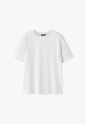 Prosty biały t-shirt z krótkim rękawem i okrągłym dekoltem, z małą czarną metką wewnątrz kołnierza, przedstawiony na białym tle.