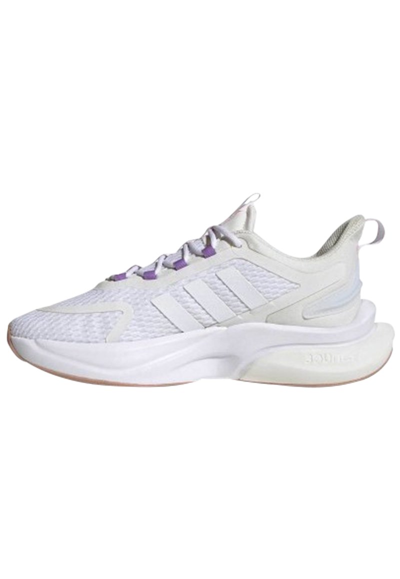 Zapatillas deportivas blancas con un upper texturizado, detalles en gris claro, cordones morados y una suela acolchada. Presenta tres franjas horizontales.