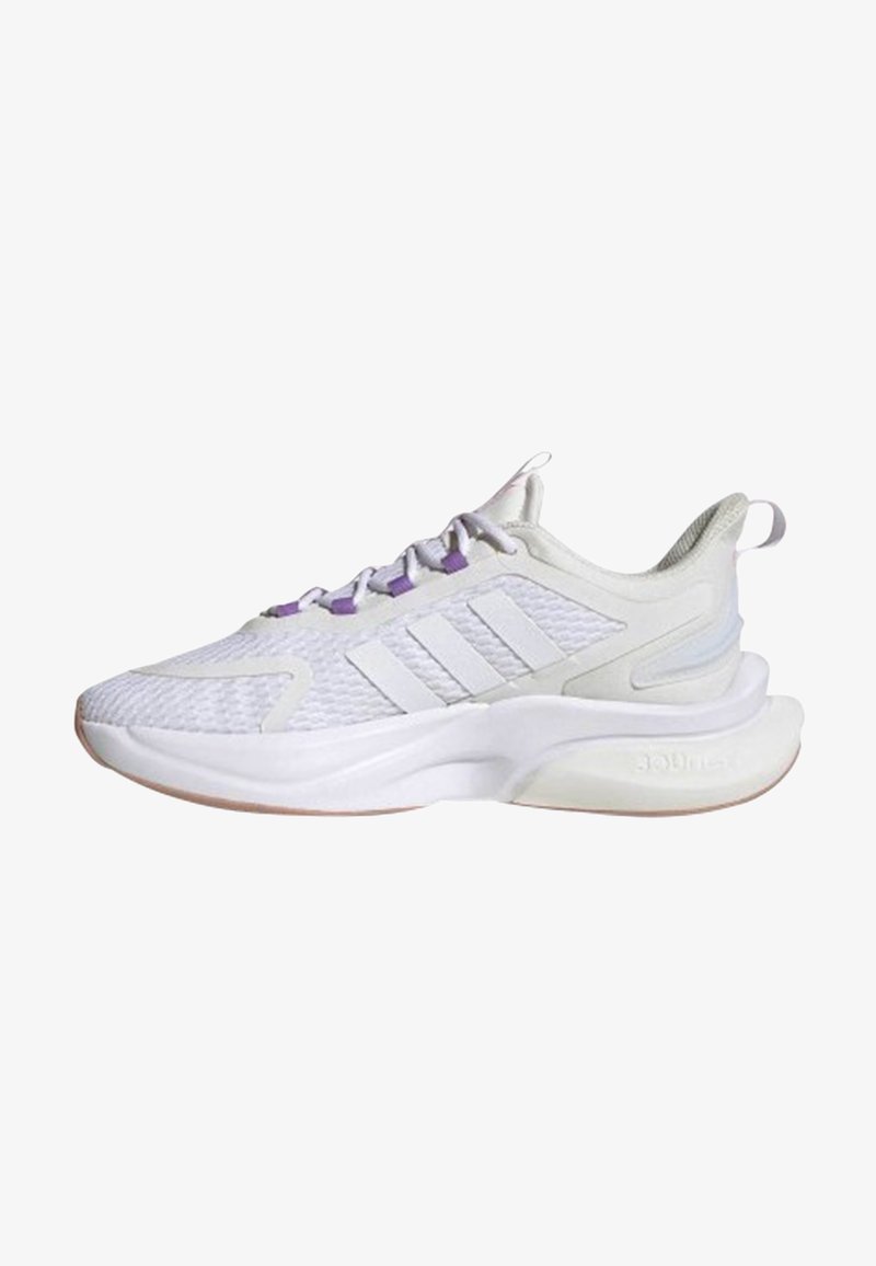 Zapatillas deportivas blancas con un upper texturizado, detalles en gris claro, cordones morados y una suela acolchada. Presenta tres franjas horizontales.