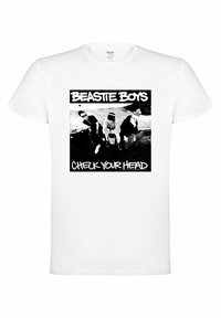 Bílý bavlněný tričko s černobílým grafickým potiskem tří postav a nápisy "BEASTIE BOYS" a "CHECK YOUR HEAD" tučným písmem.
