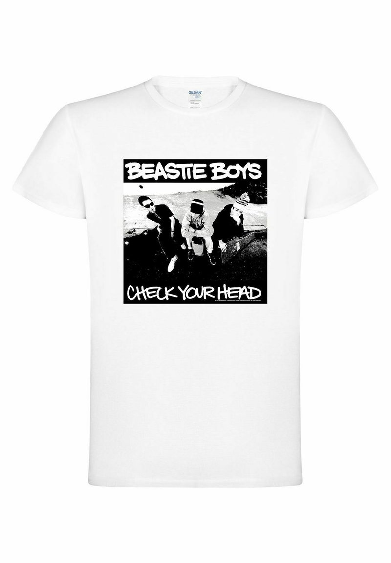 Bílý bavlněný tričko s černobílým grafickým potiskem tří postav a nápisy "BEASTIE BOYS" a "CHECK YOUR HEAD" tučným písmem.