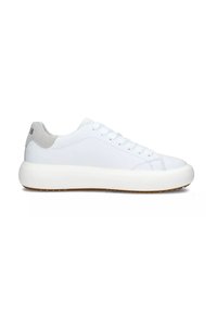 Sneaker bianco in pelle con una texture liscia, punta rotonda e una suola in gomma bianca spessa. Un accento grigio sul tallone presenta il marchio.