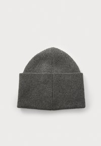 Beanie grigio a coste con risvolto. Presenta una superficie texturizzata e una parte superiore arrotondata, realizzato in un materiale morbido ed elastico.