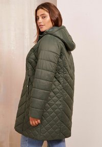Friends Like These CURVE LONGLINE  REGULAR FIT - Ziemas mētelis - khaki green