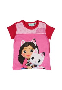 T-shirt rose à manches courtes avec un dessin animé d'une fille aux cheveux bouclés et un chat en peluche blanc, agrémenté de manches et d'un col rouges.