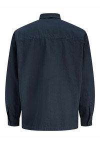 Donker marineblauw overhemd met lange mouwen, gezien van achteren, met een omgeslagen kraag en aan de manchetten dichtgeknoopte knopen.