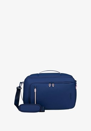 Borsa a tracolla blu navy realizzata in tessuto resistente. Dotata di manico superiore, tracolla regolabile e due tasche frontali con zip con hardware rosa.