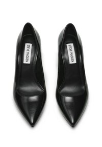 Escarpins en cuir noir à talons hauts avec un design à bout pointu, texture lisse et coutures minimales. Présentent une semelle intérieure de marque avec "Steve Madden."