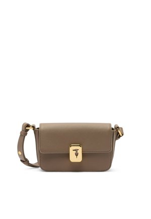 Sac bandoulière en cuir taupe avec sangle réglable et fermoir rectangulaire doré orné d'une découpe en forme de colibri.