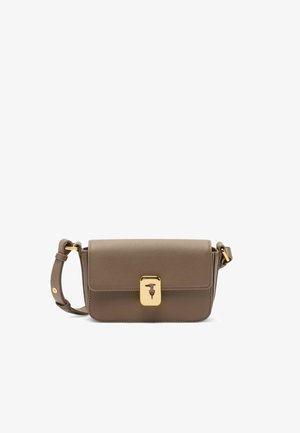 Bolso cruzado de cuero taupe con correa ajustable y cierre rectangular dorado con un recorte en forma de colibrí.