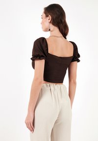 LELA SLIM FIT - Bluse - brown
