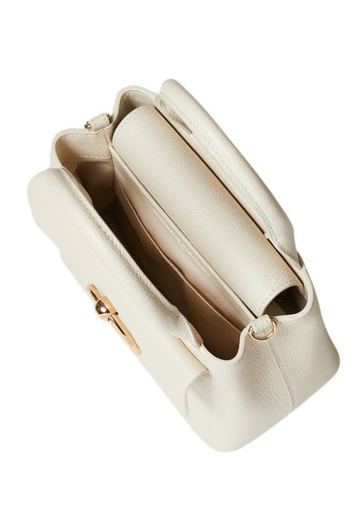 Borsa a mano in pelle crema con superficie testurizzata, accessori dorati e un ampio interno suddiviso in due scomparti. Chiusura con zip visibile.