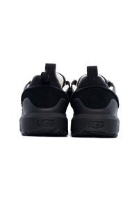 Czarny zamsz i syntetyczny tył butów UGG z wyściełaną podeszwą, pętelką do łatwego zakładania oraz teksturowanymi detalami wzdłuż górnej części.