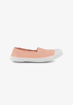 Chaussure en toile rose clair à enfiler, avec semelle en caoutchouc blanche et embout rond, vue de côté sur fond blanc.