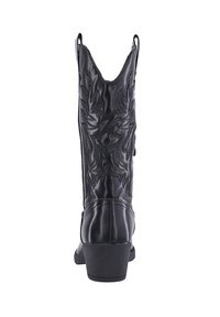 Botas de cowboy de cuero negro con puntera puntiaguda, tacón de 2 pulgadas y un intrincado diseño bordado en la parte posterior con patrones elevados.