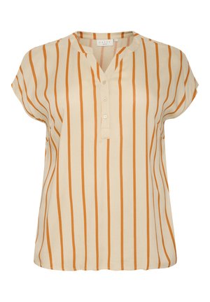Haut beige clair avec des rayures verticales orange, manches courtes et un col à encoches avec une patte de boutonnage. Texture de tissu lisse.